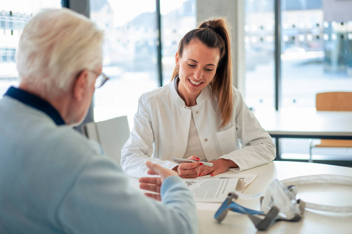 Eine ambulante orale Krebstherapie verlangt Patienten viel Eigenverantwortung und eine gute Compliance ab, die im Beratungsgespräch gestärkt werden können. / © Getty Images/Westend61/Robijn Page