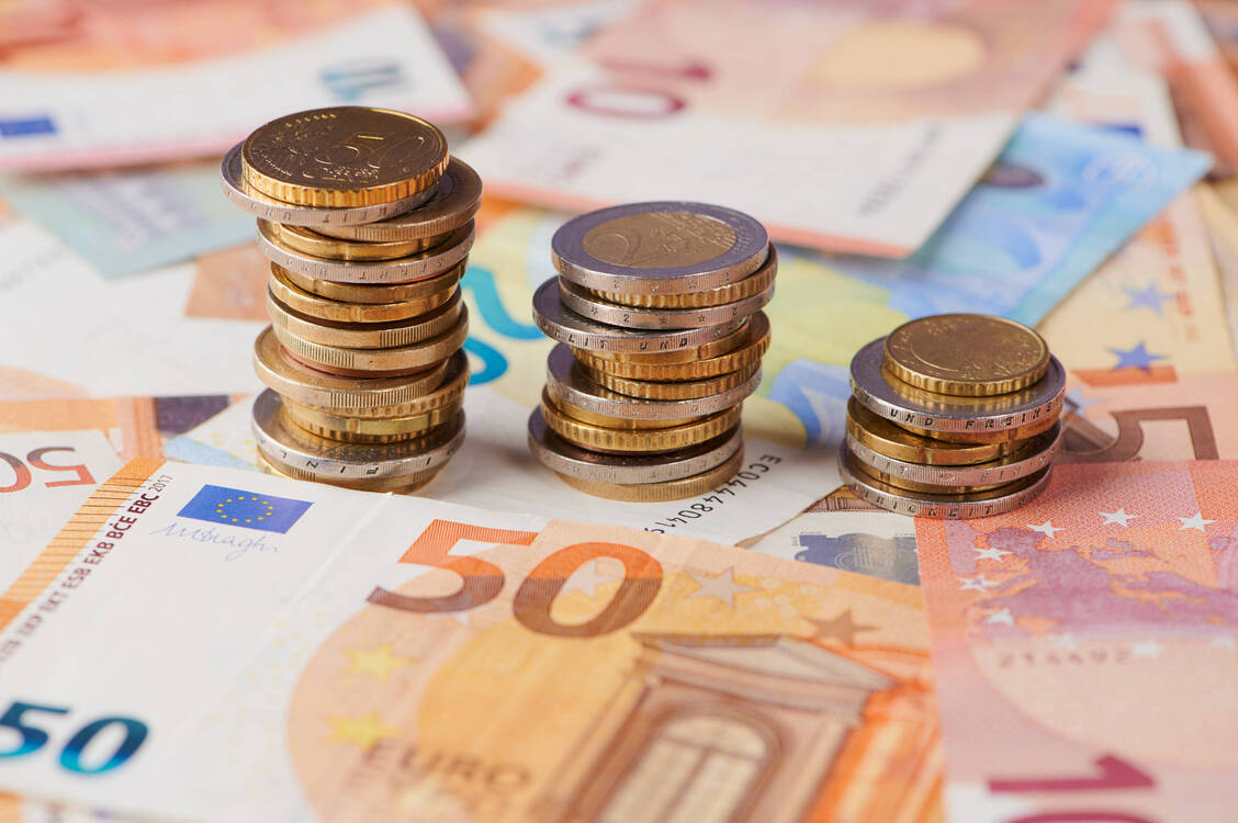 Beim DAT ging es auch um die finanzielle Situation der Apotheken.  / © IMAGO/CHROMORANGE