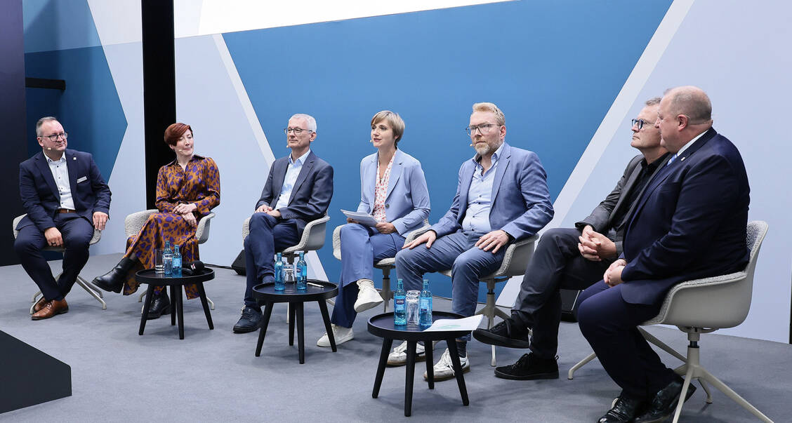 Marco Bubnick (AKMV), Apothekerin Sarah Junghans, Professor Dr. Ulrich Jaehde, PZ-Redakteurin Daniela Hüttemann, Dr. Oliver Schwalbe,  (AKWL),  Professor Dr. Manfred Schubert-Zsilavecz und Dr. Armin Hoffmann (BAK). / © PZ/Alois Müller