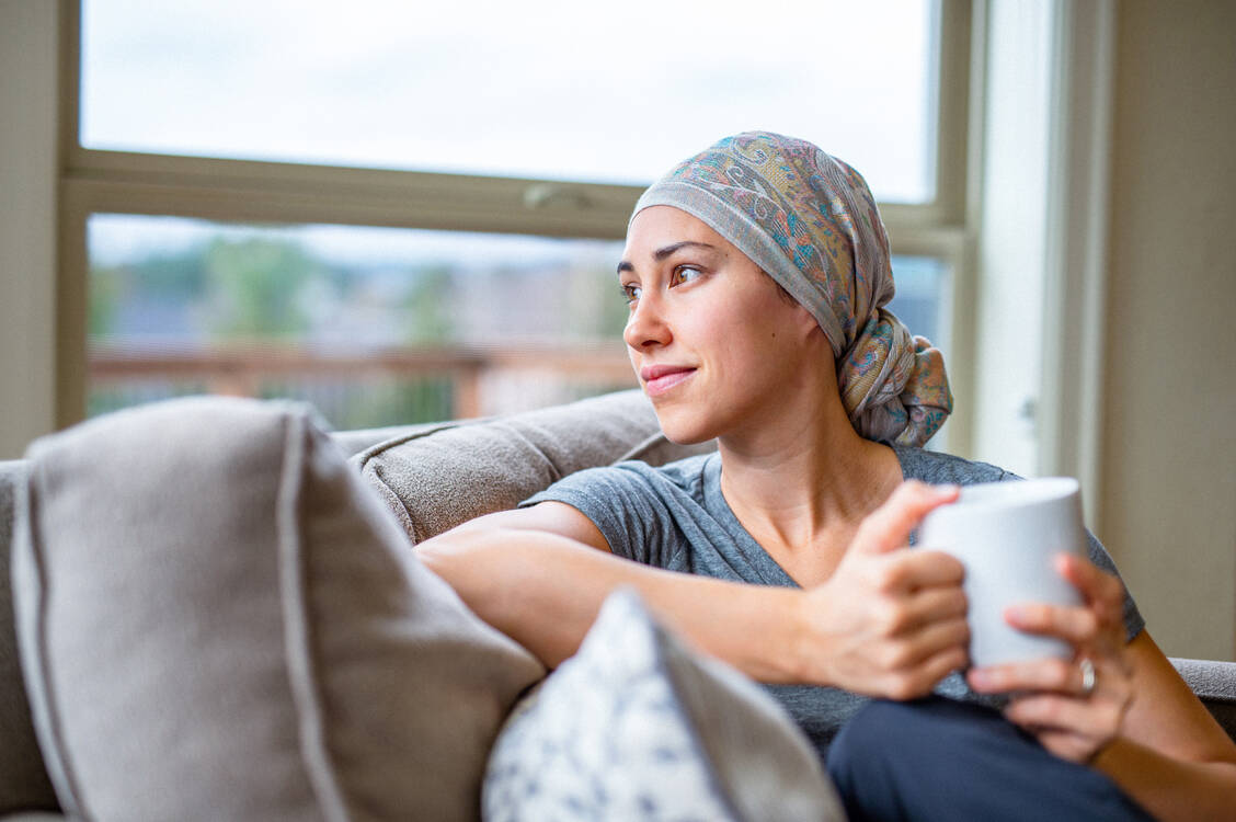 Dank oraler Tumortherapien können Krebspatienten ihre Medikamente eigenständig zu Hause einnehmen und sind flexibler im Alltag. / © Getty Images/Fly View Productions