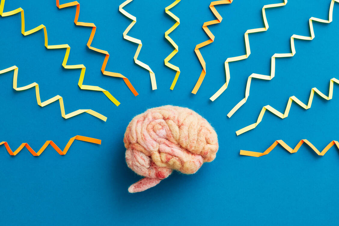 Bei Alzheimer bilden sich unter anderem τ-Fibrillen im Gehirn. / © Getty Images/Richard Drury