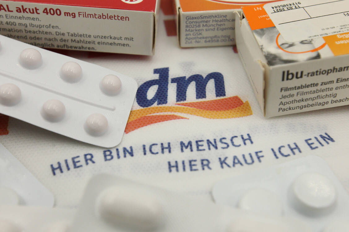 Ibuprofen plus ASS 100 lässt sich neuerdings problemlos bei dm-med bestellen. Zwar kommt ein Interaktionshinweis, aber ohne konkrete Handlungsempfehlung – außer, sich an den »Arzt oder Apotheker« zu wenden. / © Imago/Hanno Bode