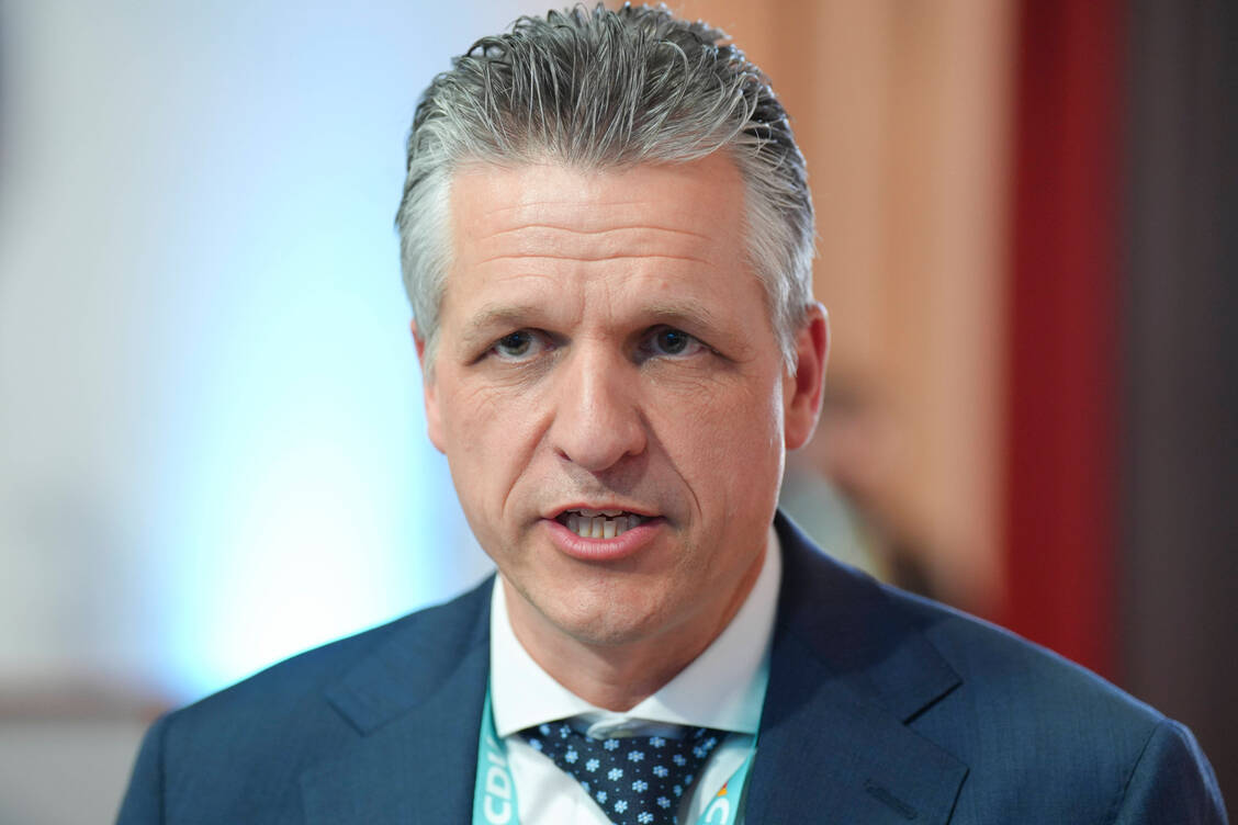 Für die Sanierung des Haushalts könnte nach den Worten vom Kanzleramtschef Thorsten Frei (CDU) die sogenannte Rasenmäher-Methode zum Einsatz kommen. / © Imago/Political-Moments