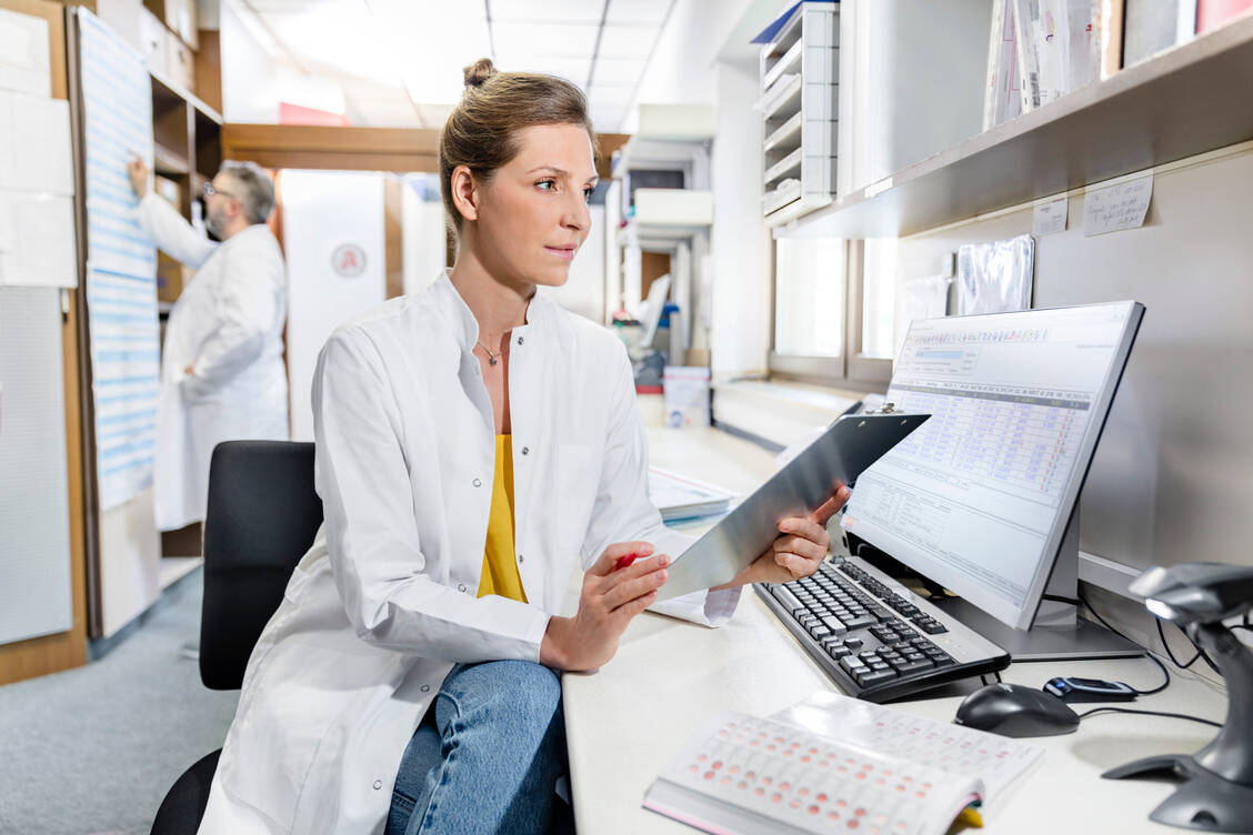 Viel Potenzial: Die Rolle des Backoffice wird mit Blick auf das E-Rezept und die neuen pharmazeutischen Dienstleitungen immer zentraler. Die Mitarbeiter müssen allerdings den Stress gut abfedern können. / Foto: ABDA