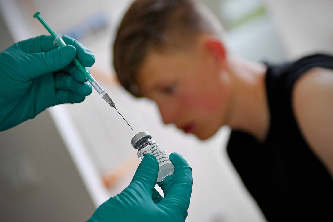 Nach der offiziellen Empfehlung der STIKO alle Kinder ab 12 Jahren gegen Covid-19 zu impfen, entscheiden sich nun viele Eltern dazu, ihre Kinder impfen zu lassen. Impfstoff ist aber ausreichend vorhanden. / Foto: Imago Images/Sven Simon