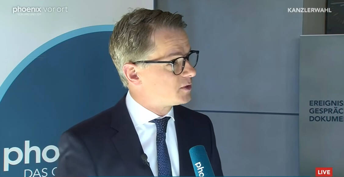 Carsten Linnemann 2025 im Phoenix-Interview.  / © Phoenix/Screenshot