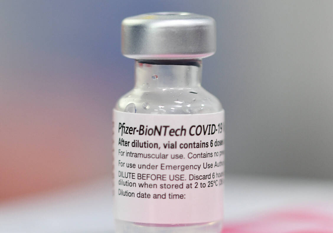 Drei Monate länger als das aufgedruckte Haltbarkeitsdatum darf ab sofort der Covid-19-Impfstoff von Biontech und Pfizer eingesetzt werden. / Foto: Imago Images/ZUMA Wire