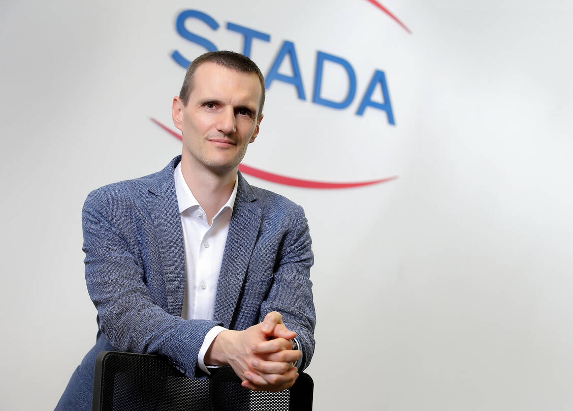 Stada-Deutschlandchef Tomas Mihal setzt auf die Apotheke vor Ort – die Produkte sollen aber auch bei dm gefunden werden. / © Stada