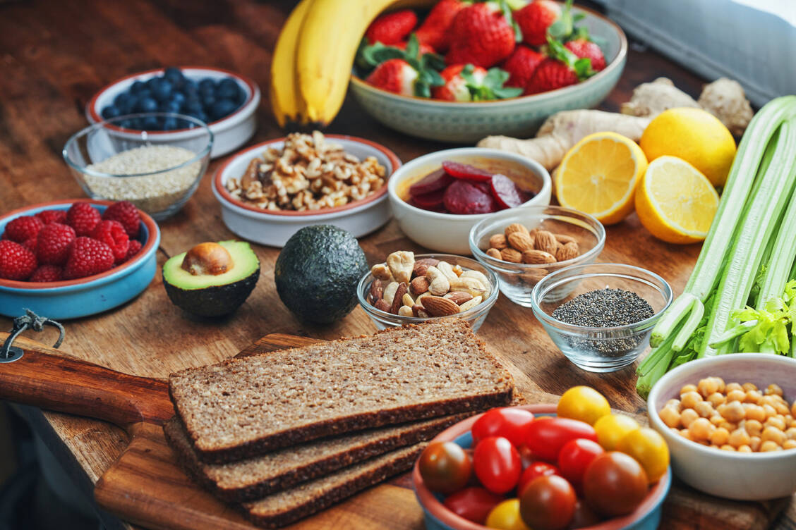 Was wir essen, beeinflusst unsere Gesundheit unter anderem über epigenetische Effekte. Eine Supplementation von Mikronährstoffen kann deshalb wahrscheinlich auch über diese Schiene für die Gesundheit förderlich sein. / © Getty Images/GMVozd