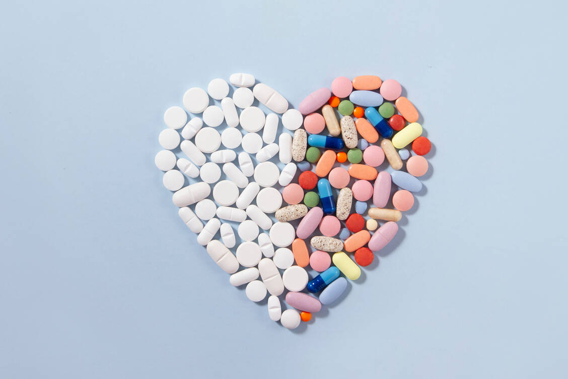 Patienten mit koronarer Herzkrankheit müssen meist mehrere Arzneimittel am Tag einnehmen. Dabei sollte regelmäßig überprüft werden, wie gut sie mit der Medikation klar kommen. / Foto: Getty Images/anilakkus