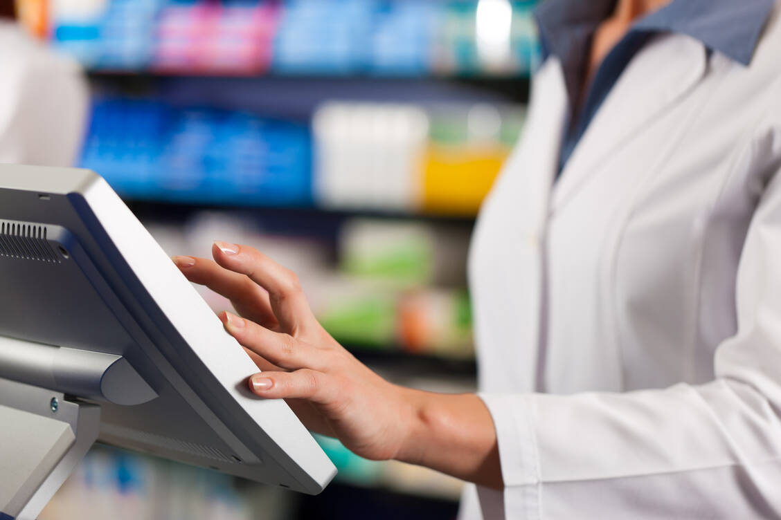 Auch Apotheken, die mit den Warenwirtschaftssystemen von CGM Lauer arbeiten, können jetzt das E-Rezept empfangen, bearbeiten und abrechnen. / Foto: Adobe/Kzenon
