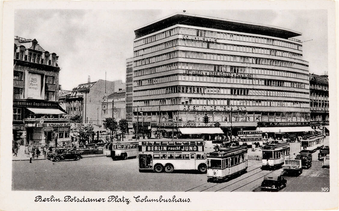 Abbildung 2: Das 1932 eröffnete Columbushaus am Potsdamer Platz in Berlin. Der zweite Standort der Internationalen Apotheke in prominenter Ecklage. Postkarte, um 1935 Inv.-Nr. VII C 1058 / Foto: Deutsches Apotheken-Museum