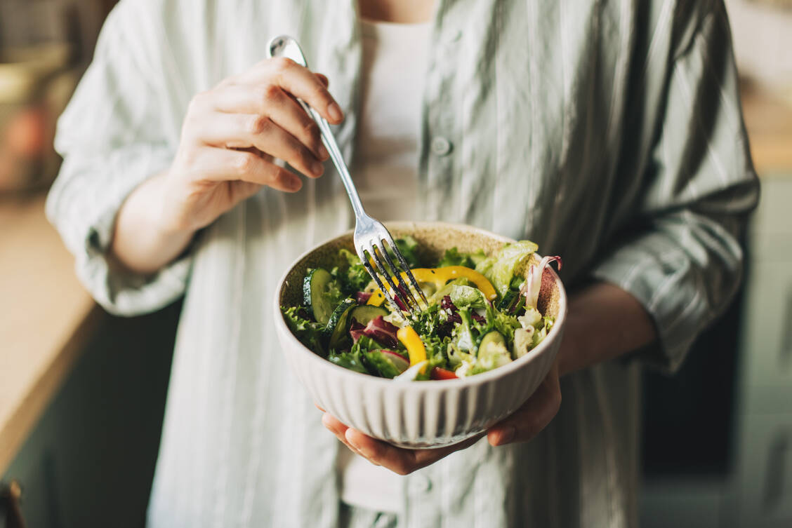 Abwechslungsreich und ausgewogen: Eine gesunde Ernährung sieht bei Krebspatienten nicht anders aus als bei Gesunden. Allerdings sollte mehr Eiweiß und auch etwas mehr Fett verzehrt werden. / Foto: Getty Images/Kseniya Ovchinnikova
