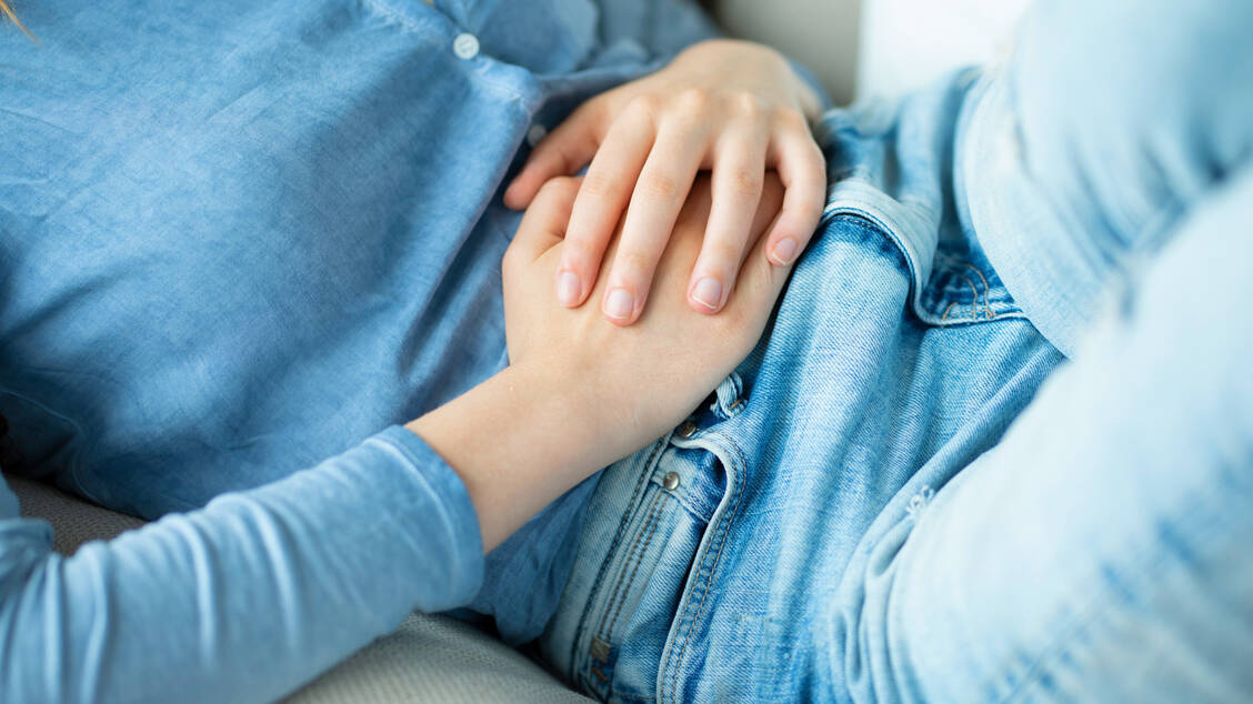 Viele Frauen und Mädchen leiden während ihrer Periode an mehr oder weniger starken, krampfartigen Unterbauchschmerzen. Diese können bis in den Rücken ausstrahlen und Begleitbeschwerden wie Übelkeit nach sich ziehen. / Foto: Adobe Stock/sebra