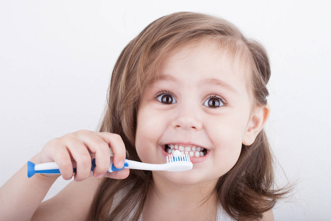 Zahnärzte empfehlen Kinderzahnpasten mit Fluoriden. / Foto: Adobe Stock/Stanislaw