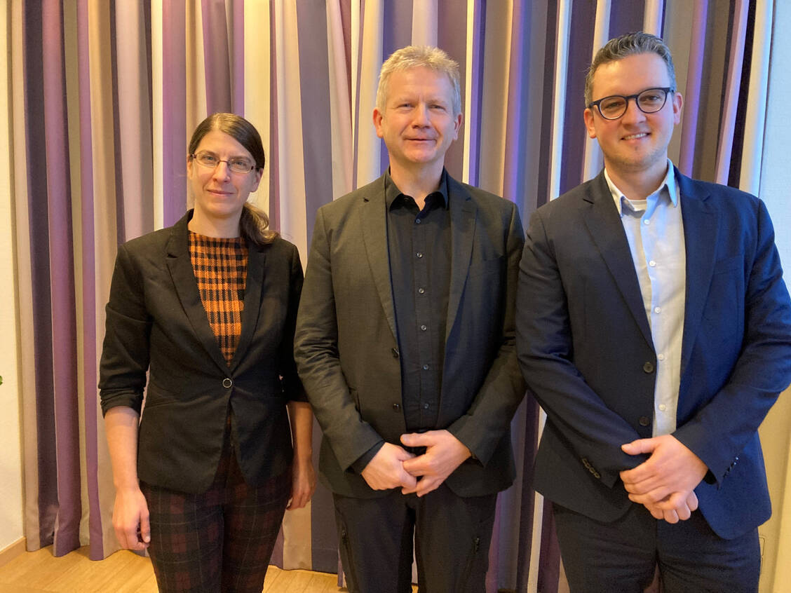 Axel Pudimat (Mitte) mit Anja Kirchner, ABDA-Referentin Statistik, und ABDA-Pressesprecher Benjamin Rohrer. / Foto: PZ/Anne Orth