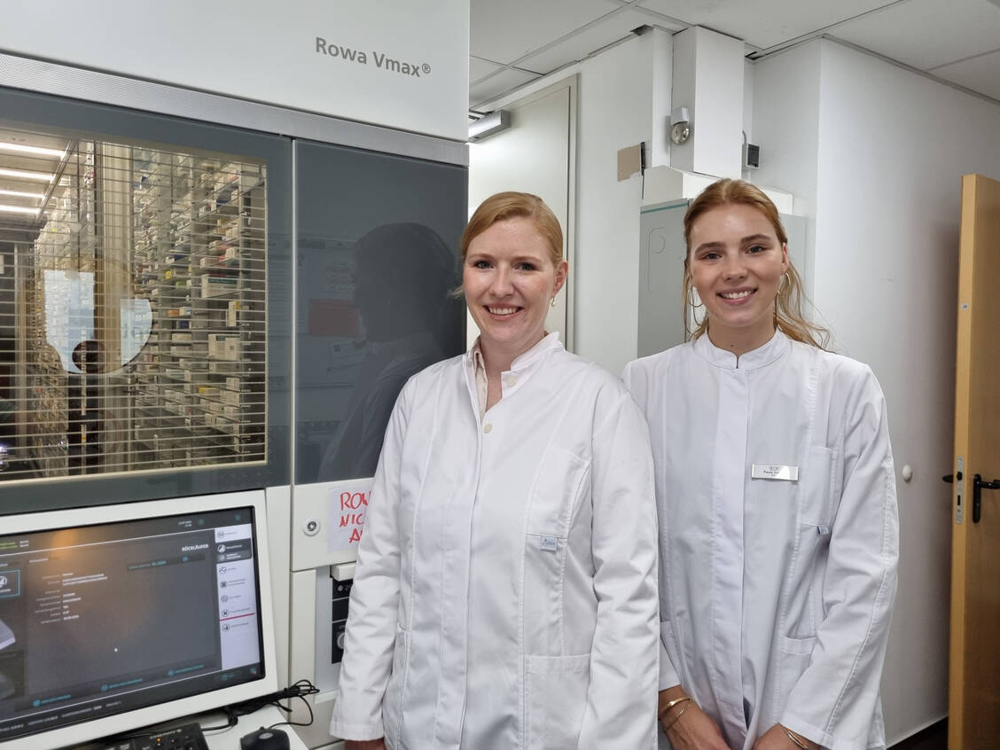 Das Credo der Vita Apotheke von Melanie Tilgner (links) ist: »Wir sind in jeder Lebenslage für Sie da!« Dazu zählt neben sehr langen Öffnungszeiten auch ein pharmazeutisch besetzter Telefondienst zehn Stunden am Tag, den regelmäßig auch PTA Paula Asmus übernimmt. / Foto: PZ/Daniela Hüttemann