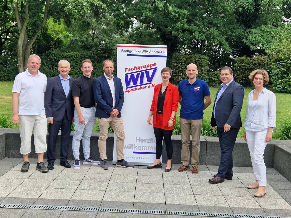Die WIV-Apotheker haben sich neu aufgestellt (v.l.n.r.): Ulf Maywald, Carl Ulrich Henneberg, Maximilian Buch (neuer Vorstand), Karl Sydow (neuer Vorstandsvorsitzender), Friederike Bach (neuer Vorstand), Christian Licht, Nils Landsiedel, Maria Verheesen (Geschäftsstelle). Nicht auf dem Bild aus dem neuen Vorstand sind: Markus Kirchner (neuer Vorstand) und Florian Kias (Kassenwart). / Foto: WIV-Apothekerinnen und Apotheker