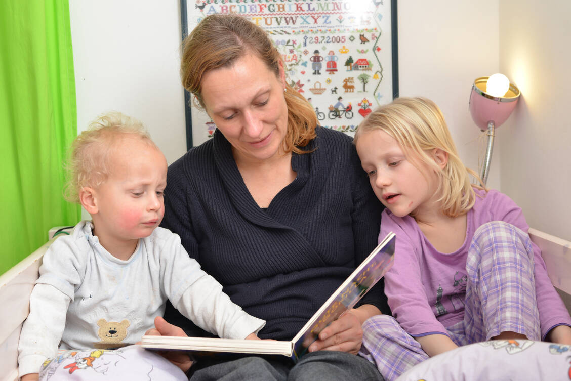 Familien mit mehreren Kindern und Alleinerziehende haben ein hohes Armutsrisiko. / © Adobe Stock/lunaundmo
