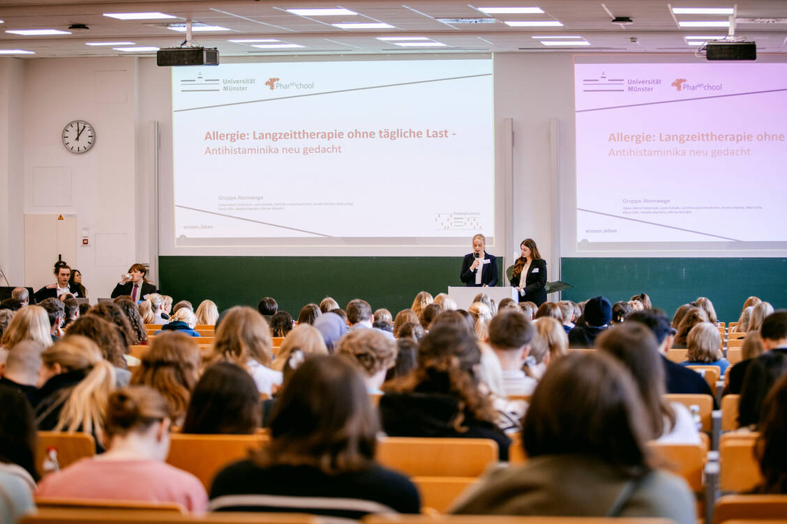 Lucie Kubiak und Helen Siebeneck stellten die Ergebnisse der Gruppe »Erkrankungen der Atemwege« vor. / © Maren Kuiter