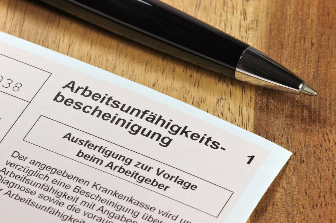 Arbeitnehmer müssen ab Montag auch bei Atemwegs-Infekten wieder persönlich zum Arzt um eine Arbeitsunfähigkeits-Bescheinigung zu erhalten – ein Anruf genügt nicht mehr. / Foto: Fotolia/B. Wylezich