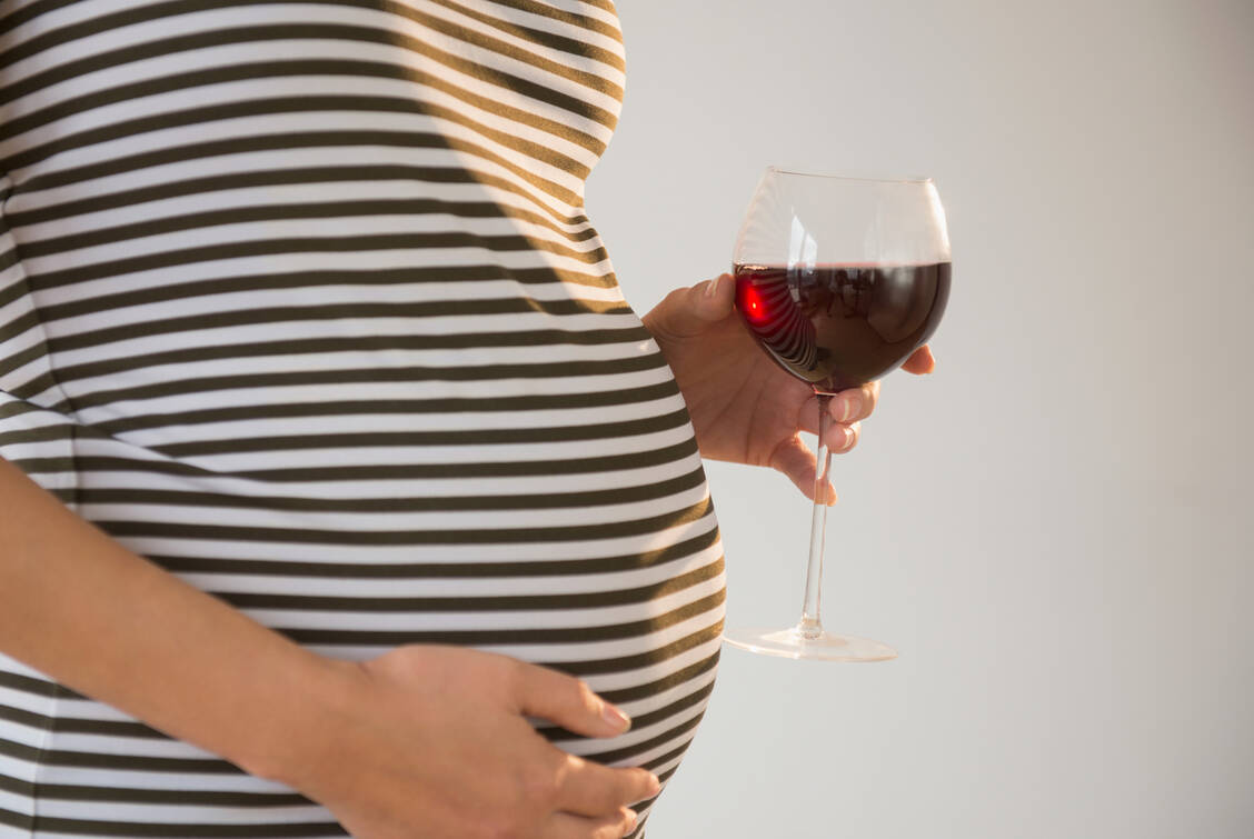 Etwa jede dritte Schwangere in Deutschland schafft es nicht, in der Schwangerschaft vollständig auf Alkohol zu verzichten. / Foto: Getty Images/
Jamie Grill