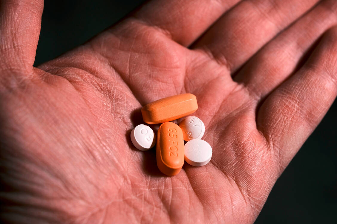 Zu Beginn der hochaktiven antiretroviralen Therapie hatten die Patienten sprichwörtlich eine gute Hand voll Tabletten täglich zu schlucken. Neben neuen Wirkstoffen wird weiter an besserer Verträglichkeit und Depotpräparaten geforscht. / Foto: Adobe Stock/Maksim G