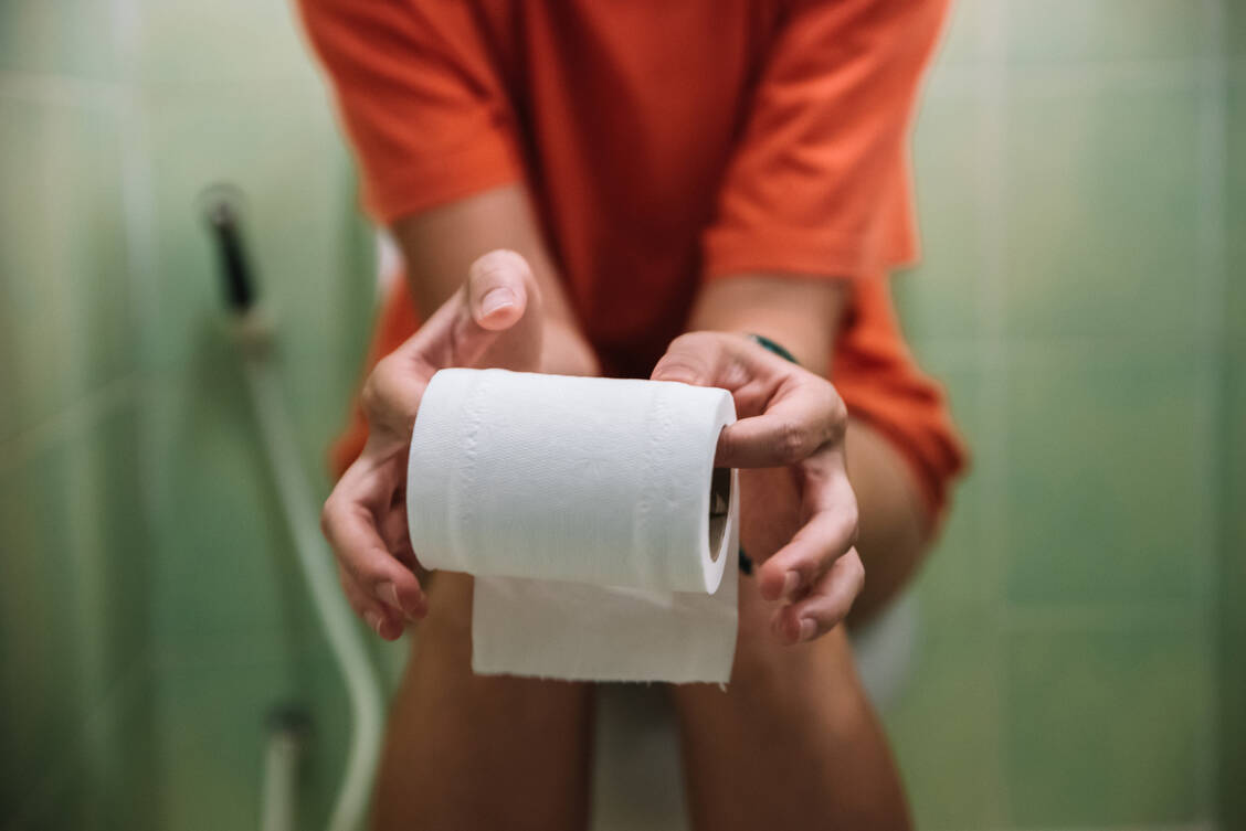 Bei Obstipation leiden Betroffene häufig unter einem Gefühl der unvollständigen Entleerung sowie Völlegefühl und leichten Bauchschmerzen. / © Getty Images/Antonio Hugo Photo