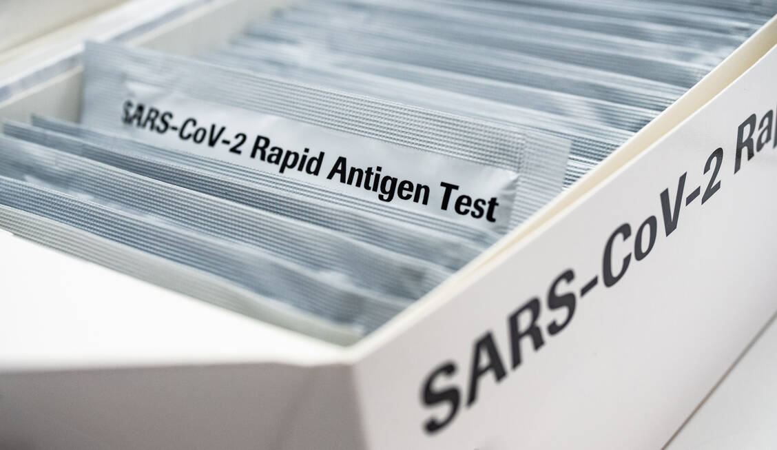 Selbst wenn der Antigen-Schnelltest von geschultem Personal durchgeführt wird, ist ein negatives Ergebnis bei weitem nicht 100 Prozent zuverlässig. / Foto: Adobe Stock/Marek