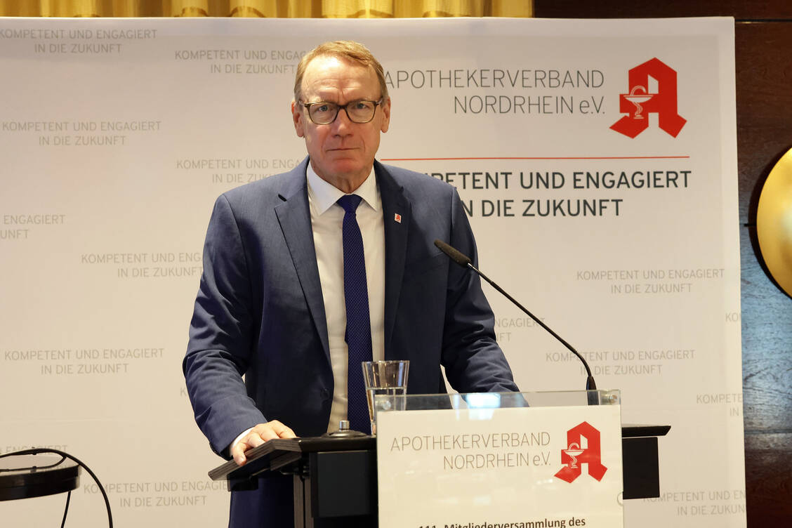 Thomas Preis, AVNR-Vorstandsvorsitzender und ABDA-Präsident, rief bei der AVNR-Mitgliederversammlung zum Schulterschluss auf. / © AVNR/Alois Müller