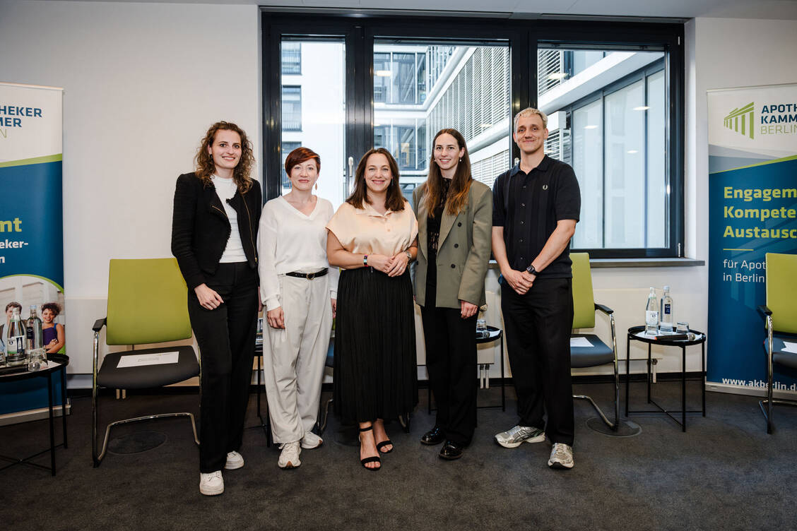 v.l.: Emma Fröling, Sarah Junghans, Präsidentin der Apothekerkammer Berlin Ina Lucas, Anna Jonas und Markus Kirchner. / © Schneider/Spreekind-Fotografie