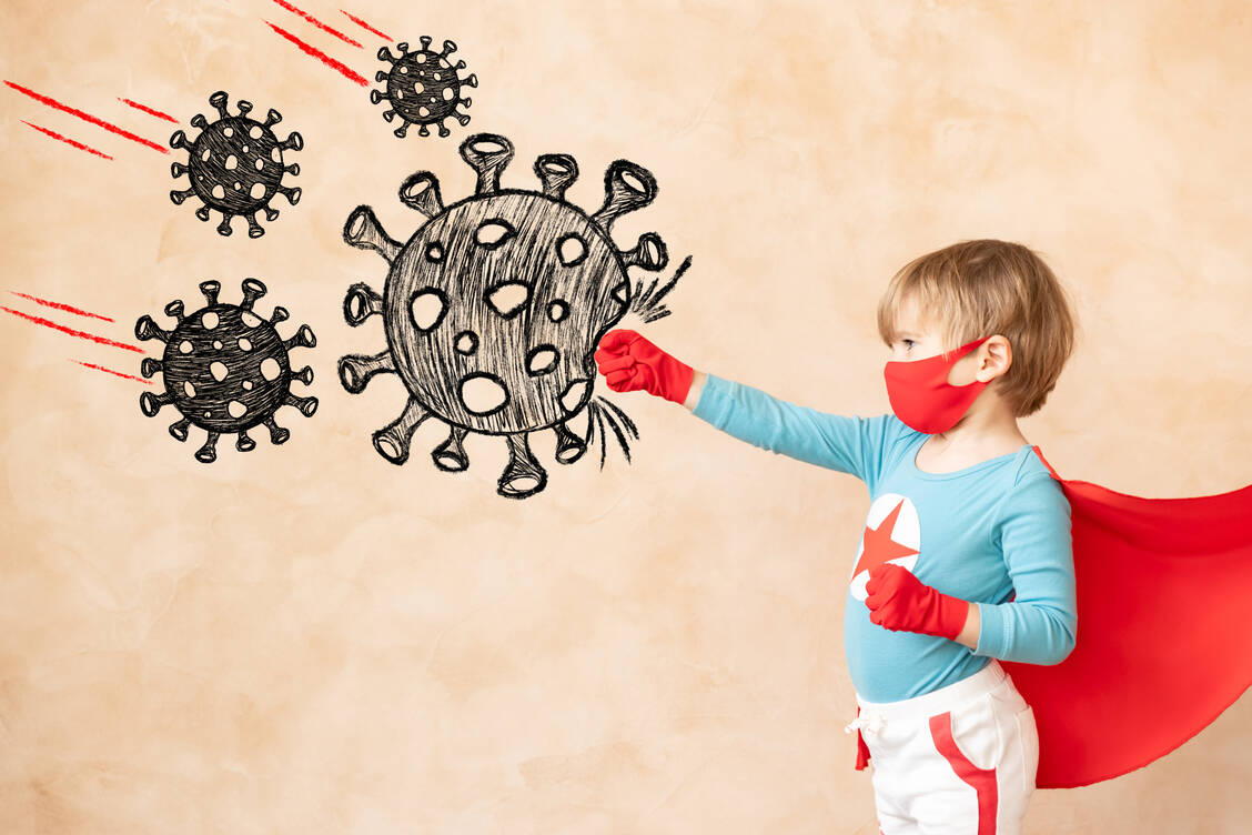 Vielleicht erkranken Kinder gar nicht oder weniger schwer bei einer SARS-CoV-2-Infektion, weil ihr Immunsystem noch gar keine Coronaviren kennt und sogar schwächer reagiert. Darauf deutet eine Studie aus Hongkong hin. / Foto: Adobe Stock/Sunny studio