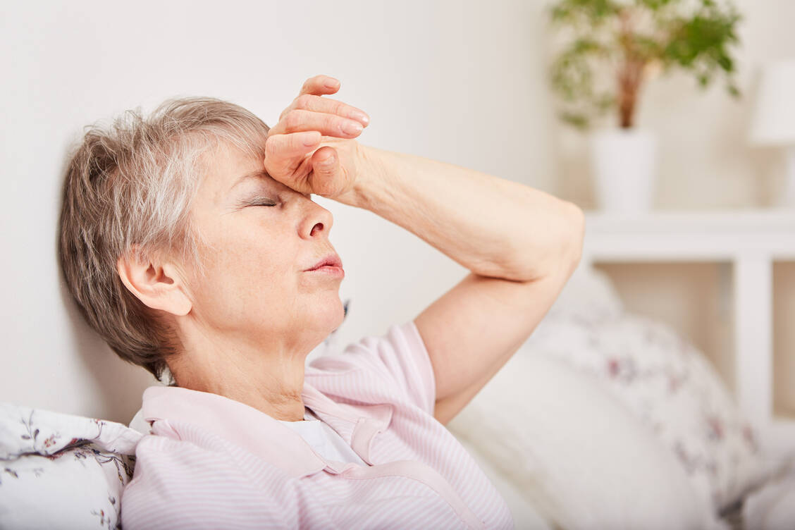 Kopfschmerzen und Schweißausbrüche sind Symptome einer Hypoglykämie. Werden Diabetiker mit modernen Hepatitis-C-Medikamenten behandelt, ist das Risiko für diese Stoffwechselentgleisung erhöht. / Foto: Shutterstock/Robert Kneschke