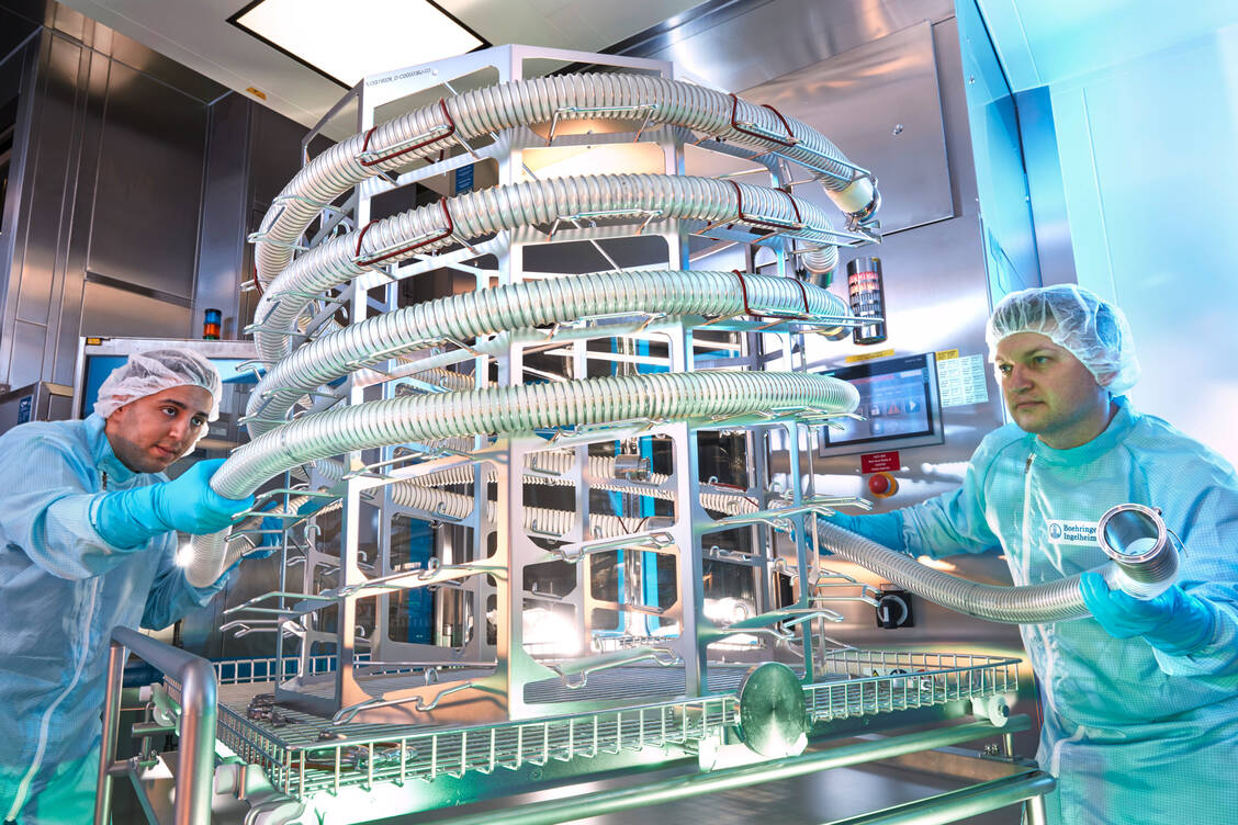Rund 75 Beschäftigte arbeiten in der neuen sogenannten »Solids-Launch-Fabrik« in Ingelheim. Hier sollen Prozesse automatisiert und digital besser miteinander verknüpft werden. / Foto: Boehringer Ingelheim