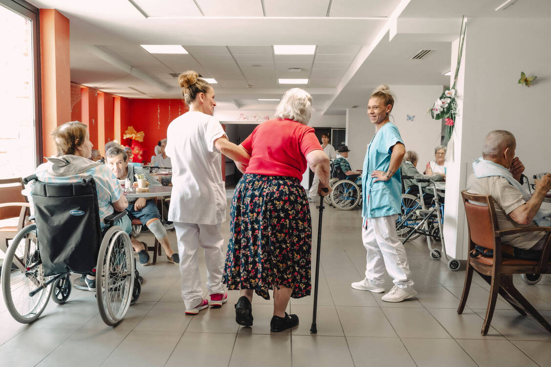 Die Pflegereform hat von der Koalition grünes Licht bekommen.  / © Imago/Abacapress
