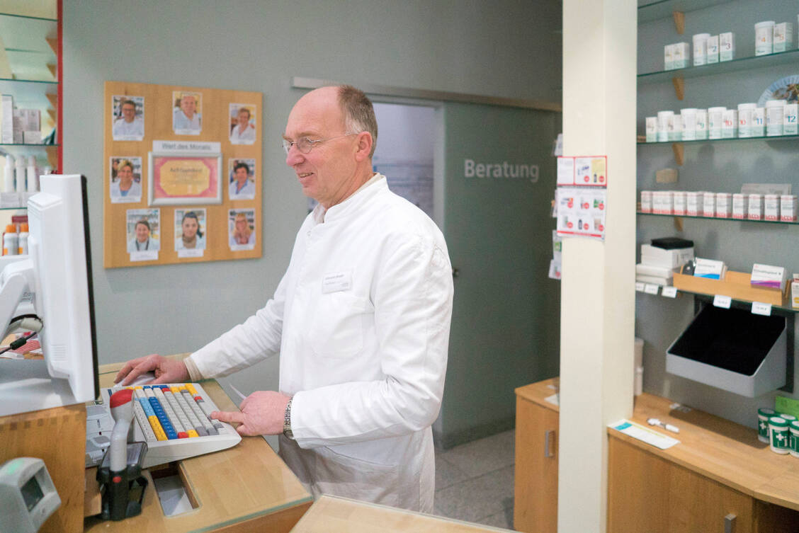 Unter anderem um in der Warenwirtschaft E-Rezepte zu bearbeiten, müssen die Apotheken per SMC-B-Karte an die Telematikinfrastruktur angebunden sein. Doch zuletzt gab es diesbezüglich politische Probleme. / Foto: imago images/ecomedia/robert fishman