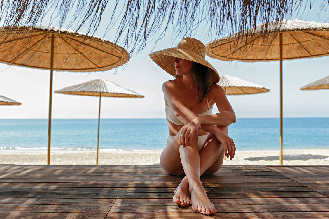 Sonnenbrand vermeiden und Schattenplätze aufsuchen, ist die Devise, um die Haut zu schützen und Hautkrebs vorzubeugen.  / Foto: Adobe Stock/Evrymmnt