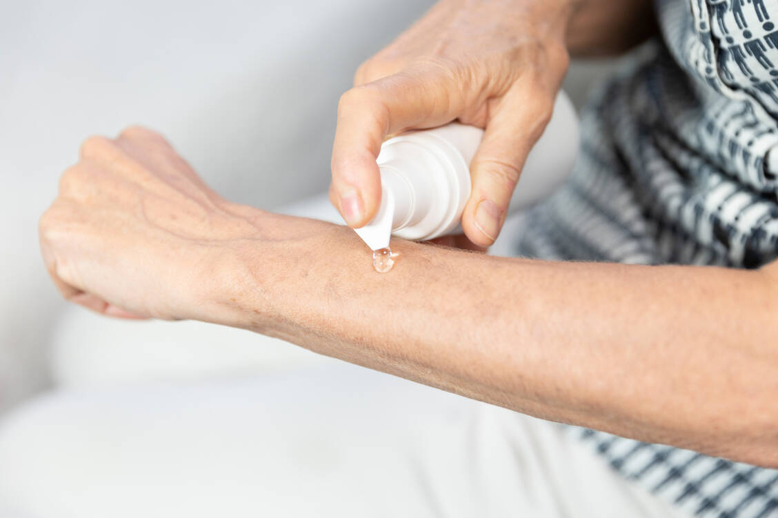 Die Estrogenkomponente der HRT besteht heutzutage in der Regel aus 17-β-Estradiol, das transdermal verabreicht wird. / © Getty Images/BSIP/Universal Images Group