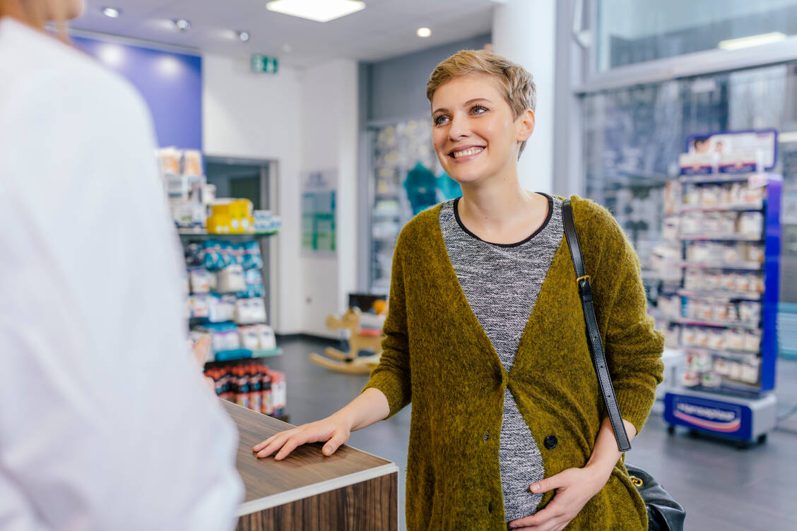 Es gibt für viele Beschwerden in der Schwangerschaft eine als sicher geltende Alternative. Schwangere sollten aber nie Medikamente in Eigenregie einnehmen, sondern immer vorher ihren Arzt oder Apotheker fragen. / Foto: Getty Images/Westend61