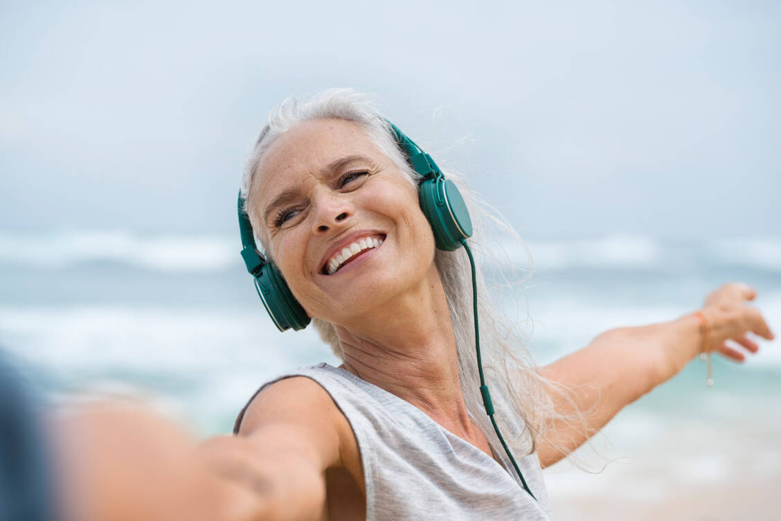 Musik hören, tanzen, an unbekannte Orte reisen – alles Aktivitäten, die Spaß machen und geistig fit halten. / © Getty Images/Westend61/steve brookland