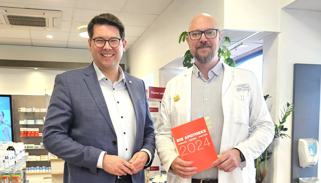 Der CDU-Bundestagsabgeordnete Joachim Ebmeyer (links) besucht in Enger Apotheker Jens Kosmiky. / © Mühlen-Apotheke Enger