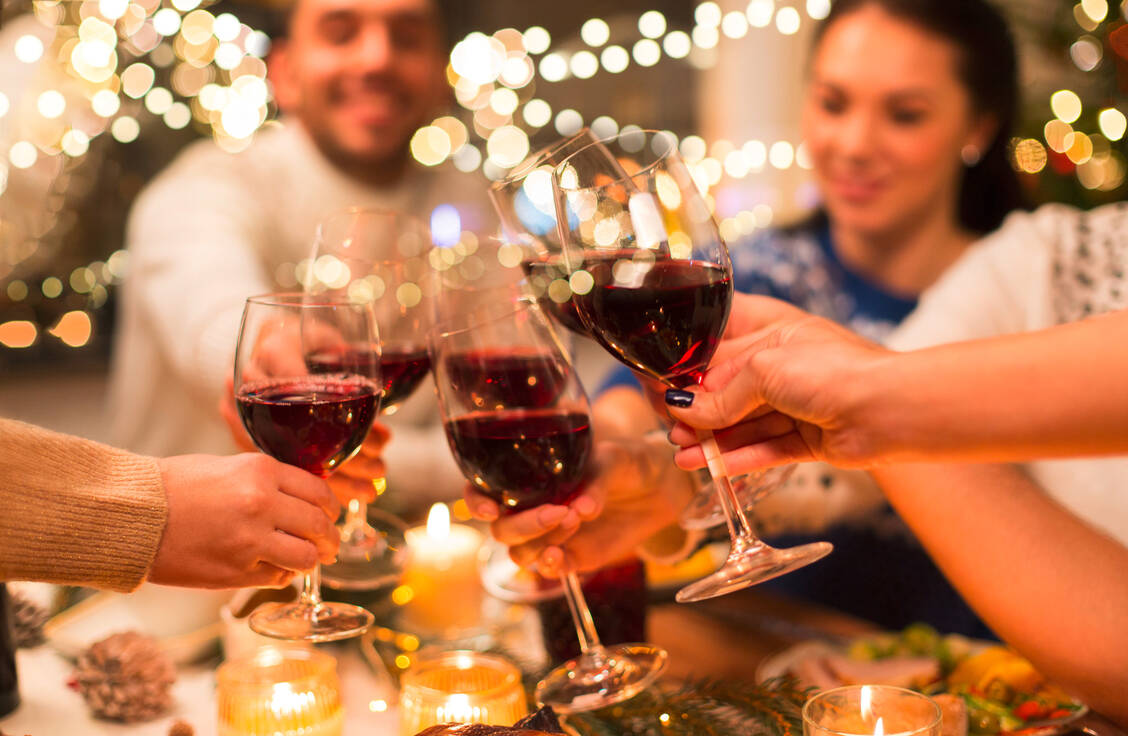Ein Gläschen in Ehren kann niemand verwehren – dieser Spruch hat längst seine Harmlosigkeit verloren. Deutschland zählt international in puncto Alkohol zu den Hochkonsumländern. / Foto: Adobe Stock/lev dolgachov