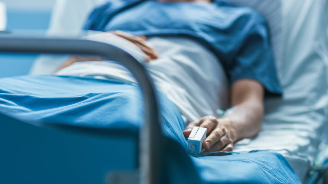 In einer Studie aus den USA wurden Menschen mit Intelligenzstörung nach einer Covid-19-Diagnose mit höherer Wahrscheinlichkeit in ein Krankenhaus eingeliefert. / Foto: Adobe Stock / Gorodenkoff Productions OU