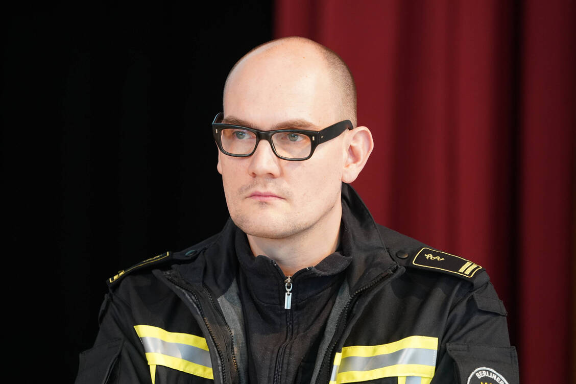 Organisationschaos, fehlende Standards, mangelnde digitale Vernetzung und Steuerung – Der Reformbedarf des Rettungsdienstes ist laut Janosch Dahmen (Die Grünen) längst überfällig.  / © Imago / Marius Schwarz