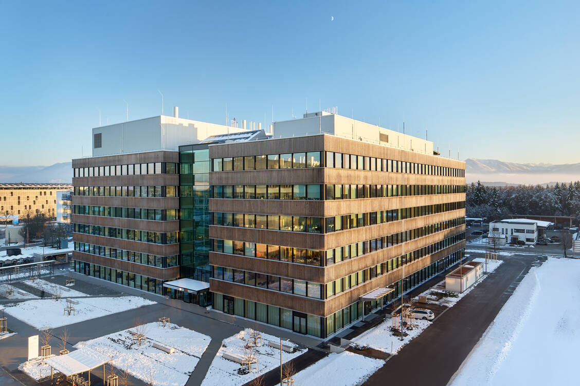 Außenansicht des neuen Roche-Diagnostik-Innovationszentrums in Penzberg in Bayern. / © Philip Kottlorz, Roche