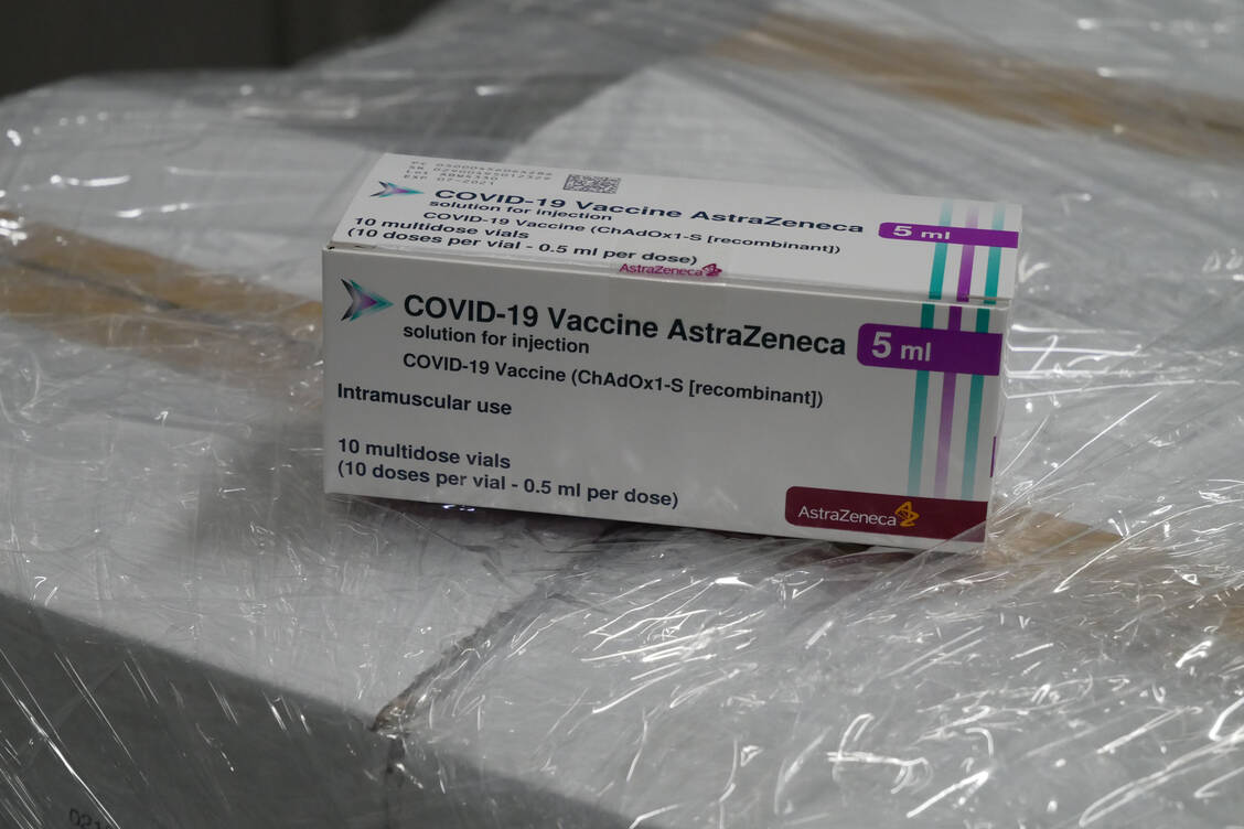 Damit der Covid-19-Impfstoff von Astra-Zeneca auch in die Impfzentren und Arztpraxen gelangt, wird er von Soldatinnen und Soldaten in Quakenbrück konfektioniert. / Foto: PZ/Kurz