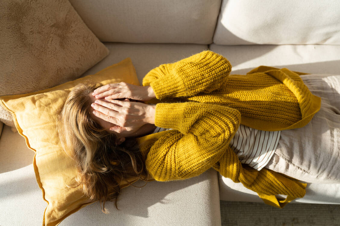 Hauptsymptom einer Depression ist das Gefühl einer inneren Leere. Auchn Weinen ist dann manchmal nicht mehr möglich. / © Getty Images/ingwervanille