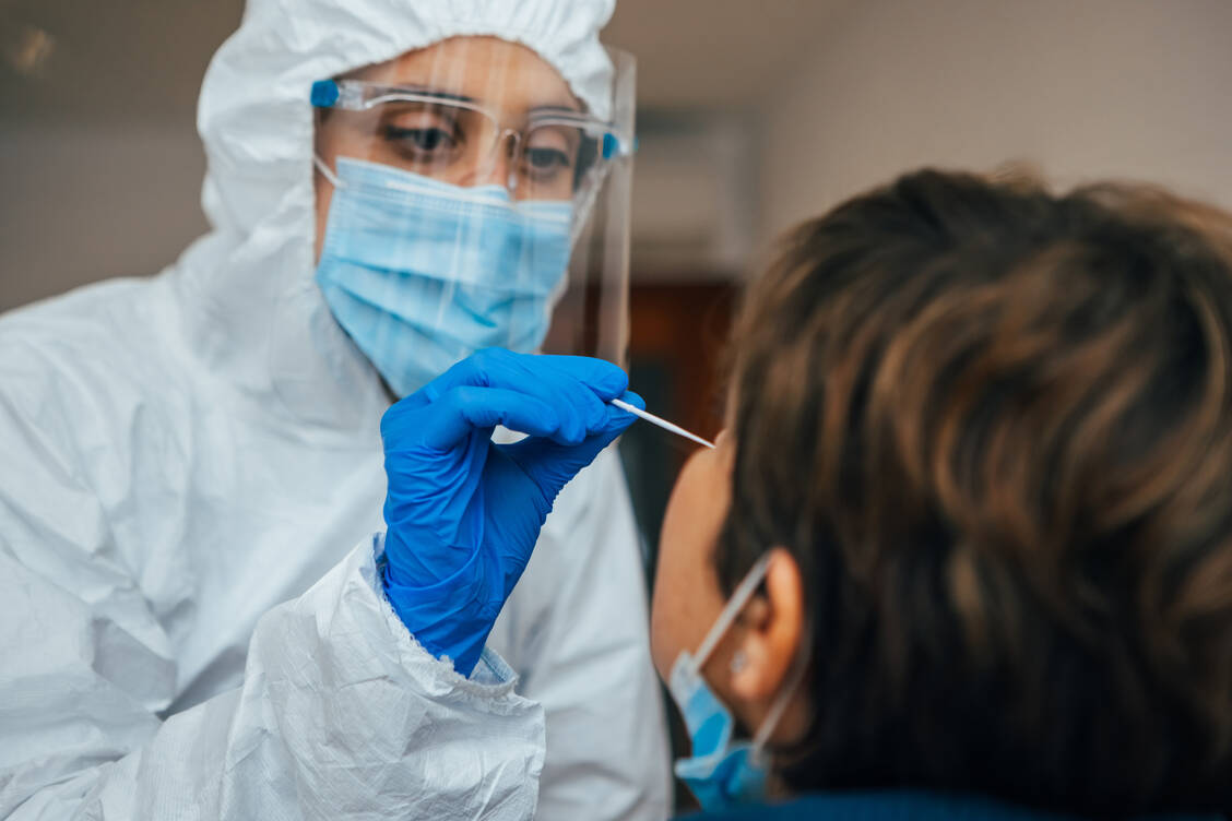 Die Schnelltests auf SARS-CoV-2 haben zwar Limitationen, ihre breite Anwendung hat aber dazu geführt, dass mehr Infektionen erkannt werden. / Foto: Adobe Stock/ Basilicostudio Stock