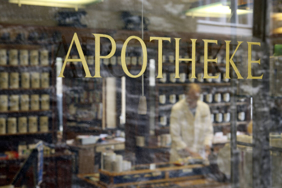 Die nächste Apotheke liegt für die meisten Bundesbürger in einem Umkreis von 5 Kilometern. Den Weg dorthin schätzen die Sachsen aber kürzer ein als die Menschen aus Mecklenburg-Vorpommern. / Foto: Getty Images/Hemme
