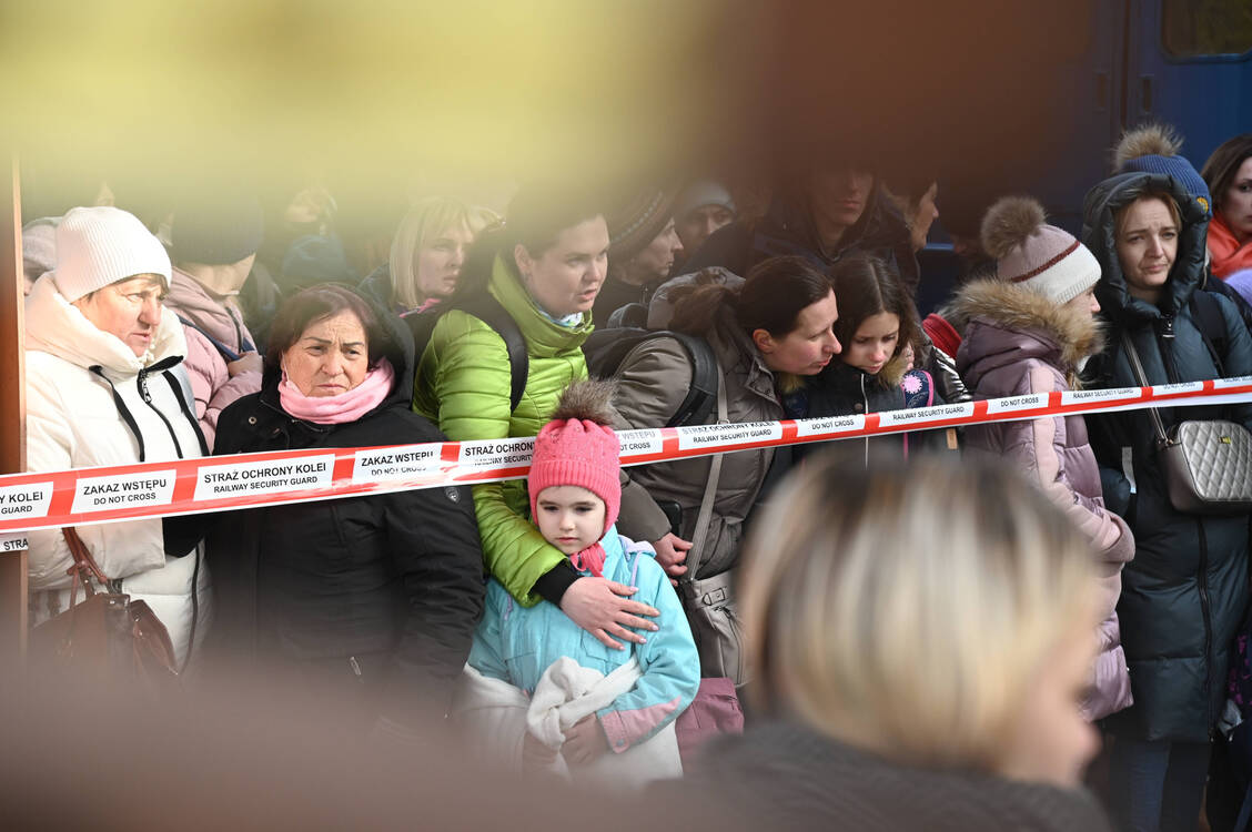 Bereits mehr als 100.000 Menschen sind aus der Ukraine nach Polen geflüchtet. Hier ein Bild vom Sonntag auf einem Bahnsteig in Przemysl, einem Grenzübergang zwischen der Ukraine und Polen. Auch die EU-Nachbarländer Slowakei, Ungarn und Rumänien haben bereits zahlreiche Flüchtlinge aufgenommen und brauchen Unterstützung bei ihrer Versorgung. / Foto: imago images/SNA